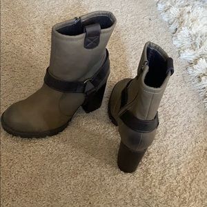 Six 6 short Tan boots with dark brown bottoms
